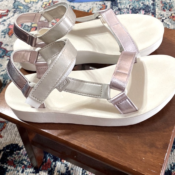 PRICE FIRM! Teva - Pearl Midform Universal Shimmer SIZE 10 - Picture 1 of 3